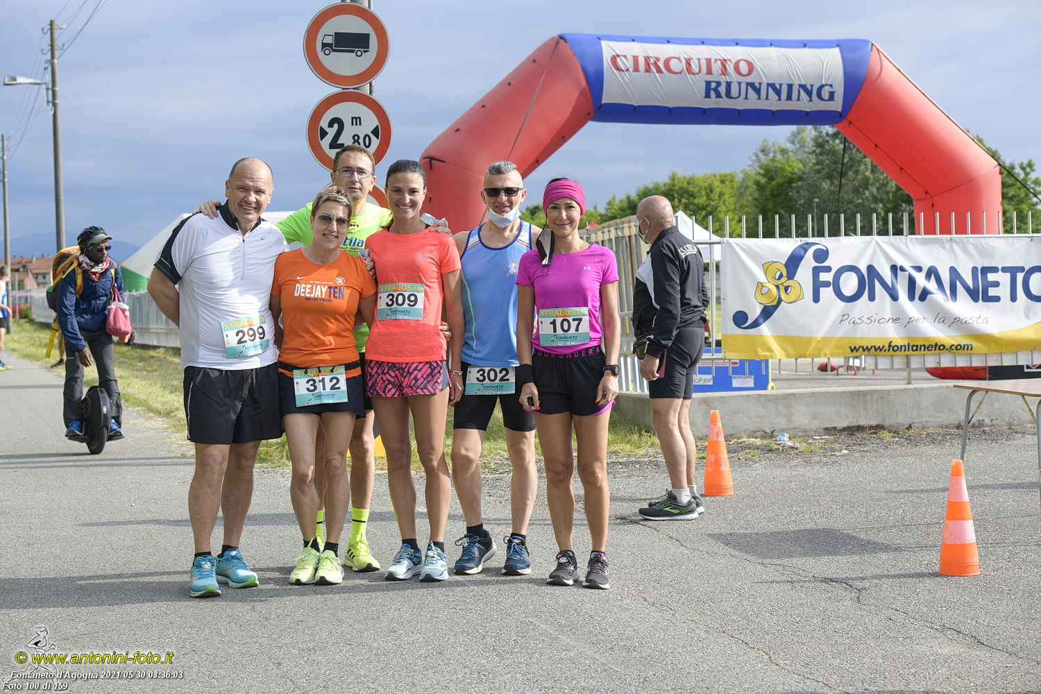 Foto 100 di 159