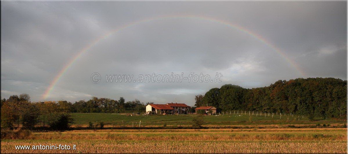 Cascinale con arcobaleno