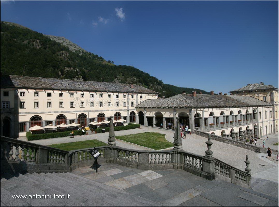 Oropa Il santuario3.jpg